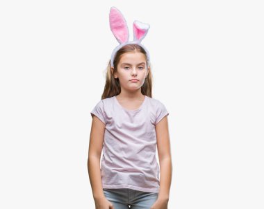 Paskalya bunny kulaklar yüzünde ciddi bir ifade ile izole arka plan üzerinde giyen genç güzel kız. Basit ve doğal kameraya bakıyor.