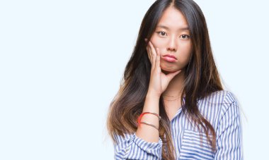 İzole arka plan düşünme seyir üzerinde Genç Asyalı kadın yorgun ve sıkılmış çapraz silah depresyon sorunları ile.