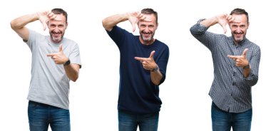 Yakışıklı üst düzey ağarmış adam elleriyle yapım çerçeve ve parmakları ile mutlu yüz gülümseyen izole arka plan üzerinde ayakta kolaj. Yaratıcılık ve Fotoğrafçılık kavramı.