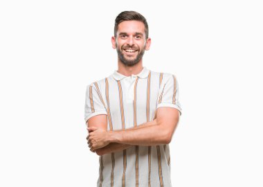 İzole arka plan mutlu yüz çapraz silah kameraya bakarak ile gülümseyen genç yakışıklı adam. Olumlu bir kişi.