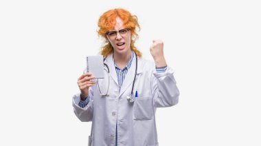 Boş defter tutan genç redhead doktor kadın rahatsız ve boşa çıkarmak ile öfke, çılgın da yükseltilmiş el ile bağırmaya kavramı öfke