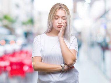 İzole arka plan düşünme seyir üzerinde sarışın genç kadın yorgun ve sıkılmış çapraz silah depresyon sorunları ile.