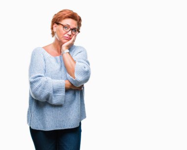 Atrractive üst düzey beyaz Kızıl saçlı kadın gözlük düşünme izole arka plan bakmaktan yorgun ve sıkılmış çapraz silah depresyon sorunları ile.