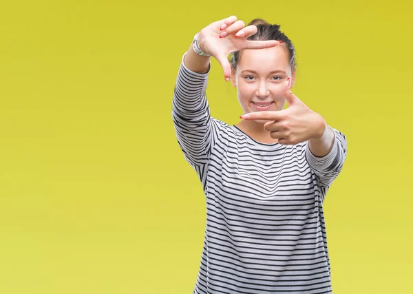 Joven Hermosa Mujer Caucásica Sobre Fondo Aislado Sonriendo Haciendo Marco —  Fotos de Stock