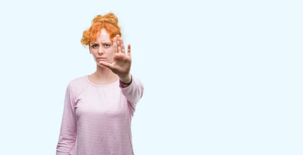 Junge Rothaarige Frau Die Mit Der Hand Aufhört Singen Warnausdruck — Stockfoto