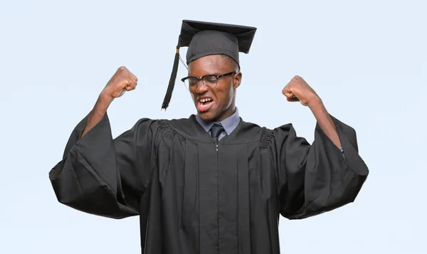 Young Studeerde Aan Afro Amerikaanse Man Geïsoleerde Achtergrond Armen Spieren — Stockfoto