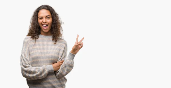 Bella Giovane Donna Ispanica Che Indossa Maglione Righe Sorridente Con — Foto Stock