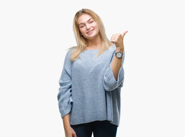 年轻的白种女人穿着冬季毛衣在孤立的背景做愉快的拇指手势与手 批准表达式看着相机显示成功 — 图库照片