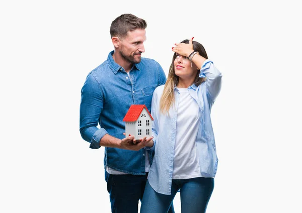 Junges Verliebtes Paar Das Sein Haus Über Isoliertem Hintergrund Hält — Stockfoto