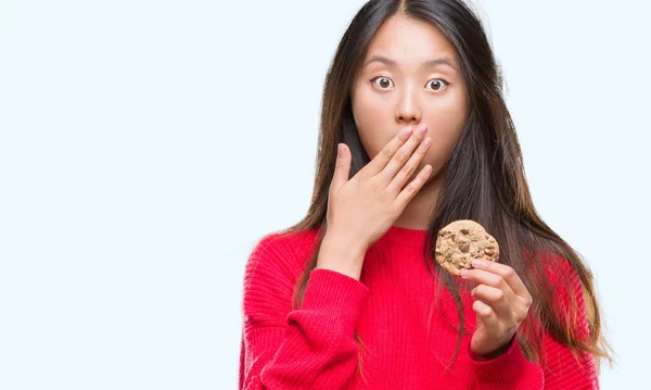 沈黙の中 秘密の概念で間違い 恐怖の表現のための恥とショックを受けた手で分離バック グラウンド カバー口にチョコレート チップ クッキーを食べる若いアジア女性が怖い — ストック写真