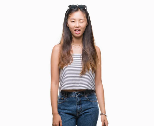 Junge Asiatische Frau Mit Sonnenbrille Über Isoliertem Hintergrund Zwinkert Die — Stockfoto