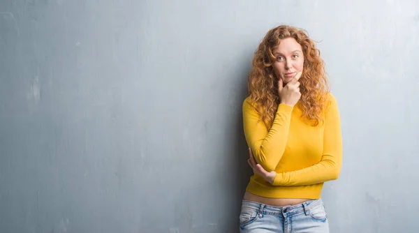 Mujer Pelirroja Joven Sobre Pared Gris Grunge Mirando Con Confianza — Foto de Stock