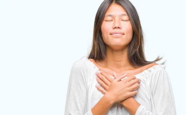 Mujer Asiática Joven Sobre Fondo Aislado Sonriendo Con Las Manos — Foto de Stock