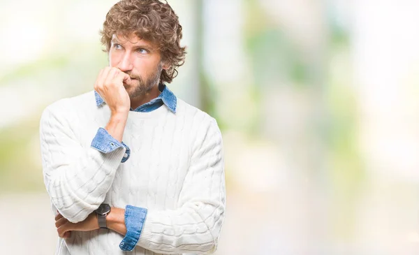 Gutaussehendes Hispanisches Männermodel Das Winterpullover Über Isoliertem Hintergrund Trägt Und — Stockfoto