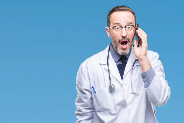 Mezza Età Anziano Hoary Medico Uomo Parlando Smartphone Sfondo Isolato — Foto Stock