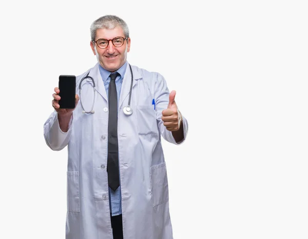 Bonito Médico Sênior Homem Mostrando Tela Smarpthone Sobre Fundo Isolado — Fotografia de Stock