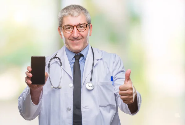 Bonito Médico Sênior Homem Mostrando Tela Smarpthone Sobre Fundo Isolado — Fotografia de Stock