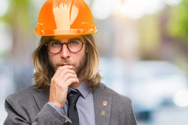 Junger Gutaussehender Architekt Mit Langen Haaren Schutzhelm Vor Isoliertem Hintergrund — Stockfoto