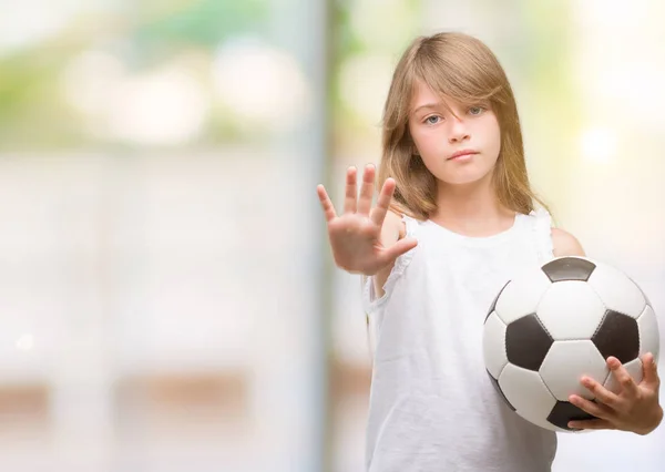 Jovem Criança Loira Segurando Bola Futebol Com Mão Aberta Fazendo — Fotografia de Stock