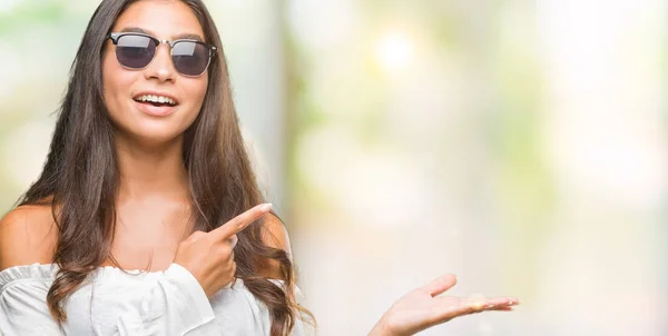 Junge Schöne Arabische Frau Mit Sonnenbrille Über Isoliertem Hintergrund Erstaunt — Stockfoto