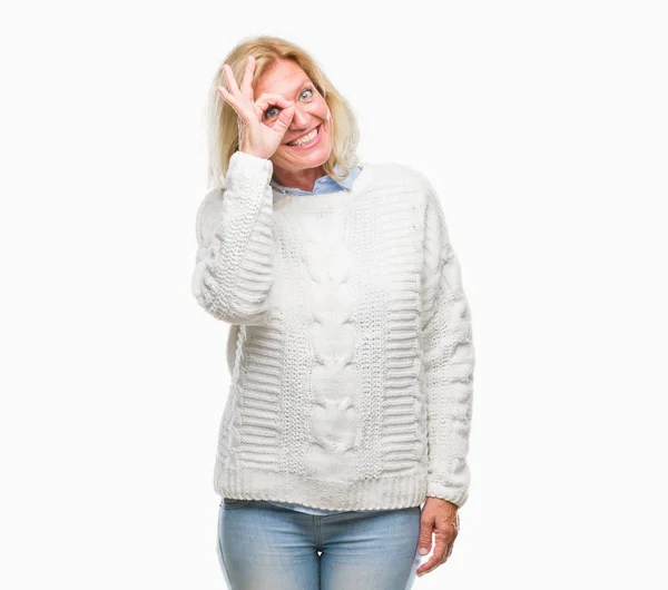 Μέσης Ηλικίας Ξανθιά Γυναίκα Φορώντας Χειμώνα Πουλόβερ Πάνω Από Απομονωμένες — Φωτογραφία Αρχείου