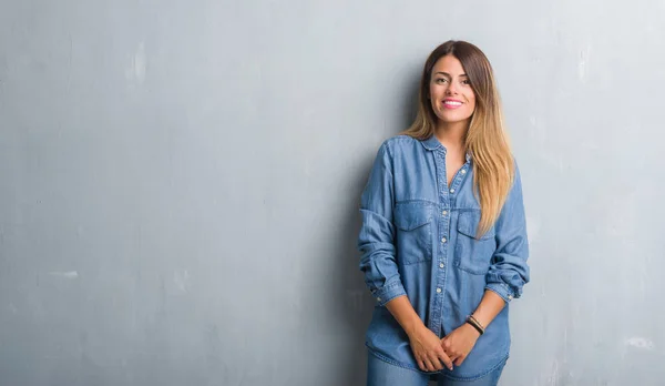 Junge Erwachsene Frau Über Grunge Grauer Wand Jeans Outfit Mit — Stockfoto