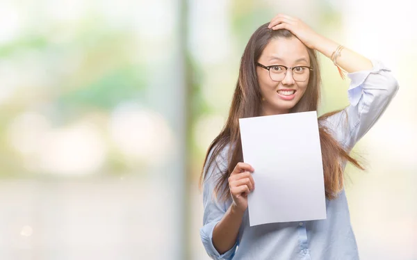 Jonge Aziatische Vrouw Houdt Van Blanco Papier Geïsoleerde Achtergrond Benadrukt — Stockfoto