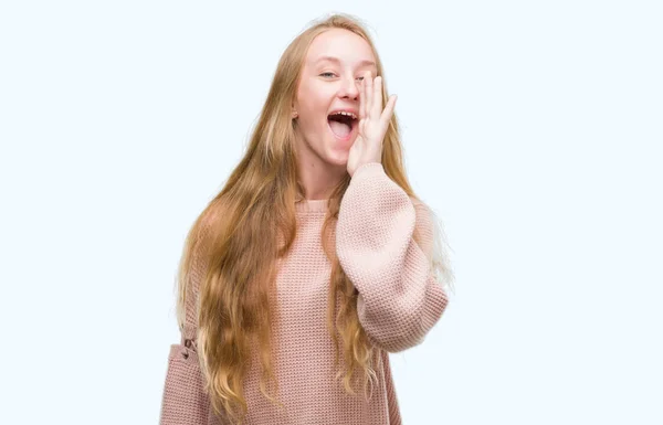 Adolescente Rubia Vistiendo Suéter Rosa Gritando Gritando Fuerte Lado Con — Foto de Stock