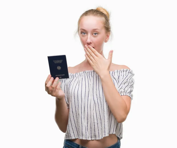 恐怖の表現 間違いのための恥とショックを受けた手でドイツ カバー口のパスポートを保持して 代の金髪女性を怖がって沈黙 秘密の概念 — ストック写真