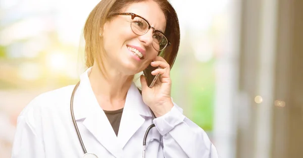 Médico Mujer Profesional Médico Feliz Hablando Con Teléfono Móvil Smartphone — Foto de Stock