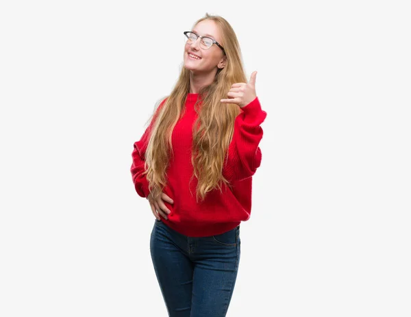 Adolescente Rubia Vistiendo Suéter Rojo Sonriendo Haciendo Gesto Telefónico Con — Foto de Stock