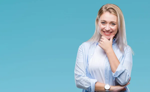 Giovane Donna Bionda Sfondo Isolato Guardando Fiduciosa Fotocamera Con Sorriso — Foto Stock