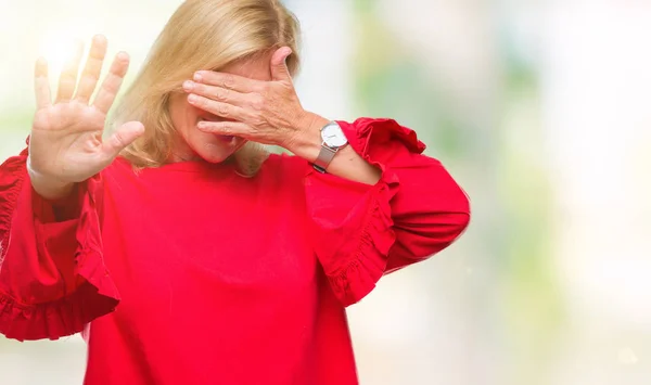 Blonde Vrouw Van Middelbare Leeftijd Geïsoleerd Achtergrond Die Betrekking Hebben — Stockfoto