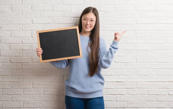 Jonge Chinese Vrouw Bakstenen Muur Schoolbord Erg Blij Met Hand — Stockfoto