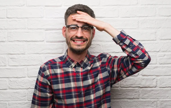 Giovane Uomo Adulto Piedi Sopra Muro Mattoni Bianchi Stressato Con — Foto Stock