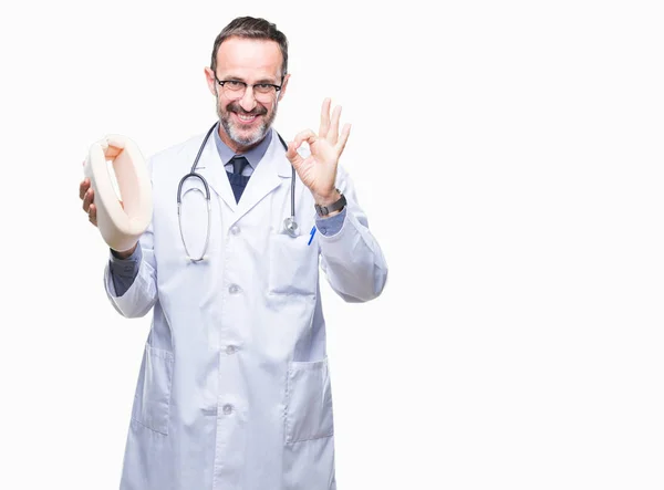 中年老年医生男子持有颈部衣领在孤立的背景下做 标志与手指 优秀的标志 — 图库照片