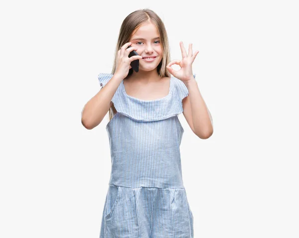 優秀なシンボルの指で サインをして孤立した背景に 電話で話している美しい少女 — ストック写真
