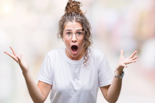 Mooie Jonge Brunette Krullend Haar Meisje Met Bril Geïsoleerd Achtergrond — Stockfoto