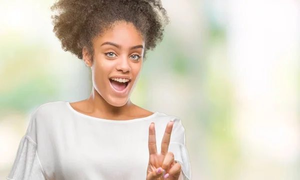 Mujer Afroamericana Joven Sobre Fondo Aislado Sonriendo Con Cara Feliz —  Fotos de Stock