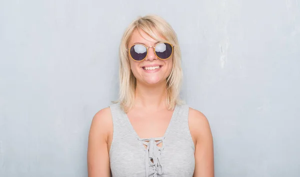 Mujer Caucásica Adulta Sobre Pared Gris Grunge Usando Gafas Sol — Foto de Stock