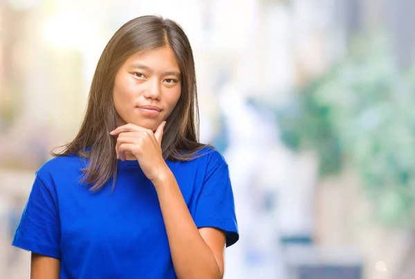 Joven Mujer Asiática Sobre Fondo Aislado Mirando Confiado Cámara Con —  Fotos de Stock