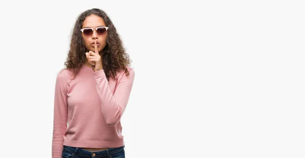 Schöne Junge Hispanische Frau Mit Sonnenbrille Die Mit Dem Finger — Stockfoto