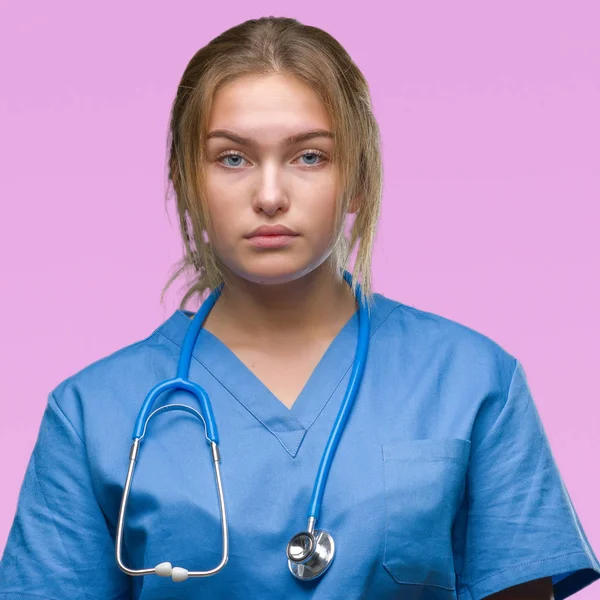 Mladý Lékař Kavkazský Žena Uniformě Chirurg Izolované Pozadí Vážným Výrazem — Stock fotografie