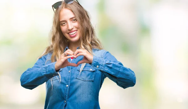 Hermosa Joven Rubia Con Gafas Sol Sobre Fondo Aislado Sonriendo — Foto de Stock