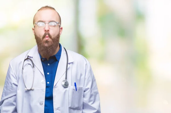 Νεαρός Γιατρός Καυκάσιος Άνθρωπος Φορώντας Ιατρική Άσπρο Παλτό Πέρα Από — Φωτογραφία Αρχείου