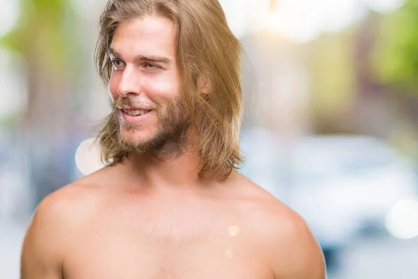 Genç Yakışıklı Gömleksiz Adam Uzun Saçlı Seksi Vücut Uzak Tarafına — Stok fotoğraf