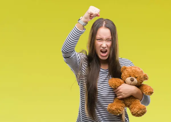 Jonge Kaukasische Vrouw Bedrijf Teddybeer Geïsoleerde Achtergrond Boos Gefrustreerd Schreeuwen — Stockfoto