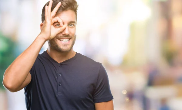 Giovane Bell Uomo Sfondo Isolato Facendo Gesto Con Mano Sorridente — Foto Stock