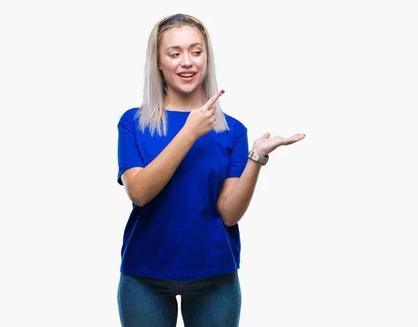 Jovem Loira Sobre Fundo Isolado Espantado Sorrindo Para Câmera Apresentar — Fotografia de Stock