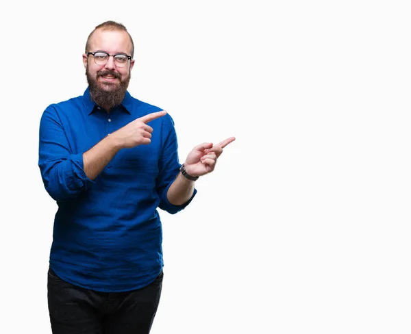 Joven Hipster Caucásico Con Gafas Sobre Fondo Aislado Sonriendo Mirando —  Fotos de Stock